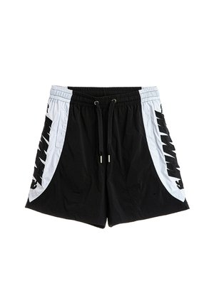 Pantalones cortos deportivos negros con paneles laterales blancos con texto negro en negrita, cintura elástica y cordón negro.