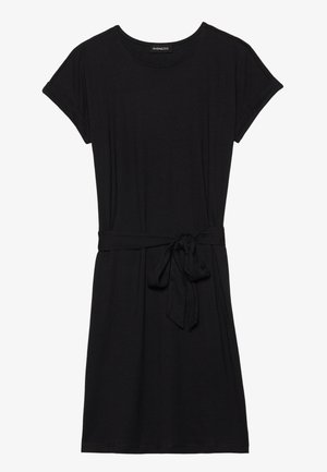 Vestido negro de manga corta hecho de una tela suave, con un escote redondo y un cinturón atado en la cintura para un ajuste ajustable.