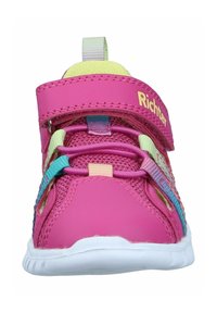 Růžové sportovní boty vyrobené z syntetického materiálu s vrchní částí z síťoviny, s suchým zipem, barevnými akcenty a bílou gumovou podrážkou.