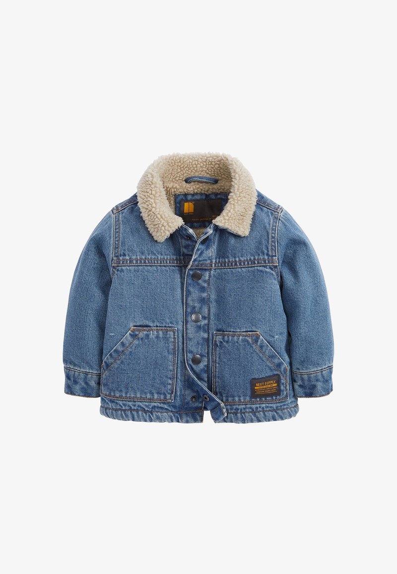 Veste en denim bleue avec un col en fausse fourrure beige. Dotée de deux poches avant, de boutons et d'une étiquette en bas à droite.