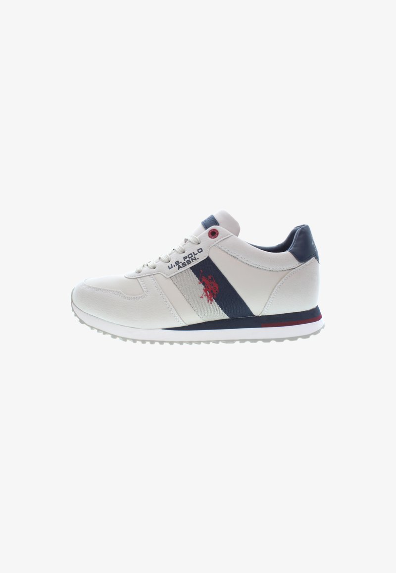 Zapatilla deportiva blanca con acentos en azul marino, que presenta un acabado texturizado, tres franjas diagonales y un logo rojo en el lateral. Suela de goma.