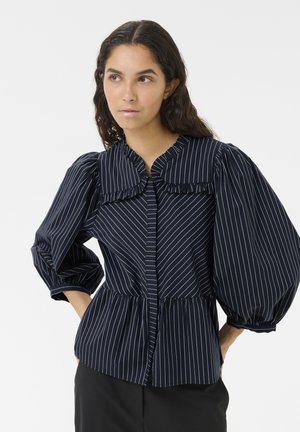 Navy gestreepte blouse met een gerimpelde kraag, poffende mouwen en een peplum taille. De stof heeft een gladde textuur met verticale witte strepen.