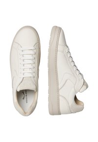 Sneaker bianche in pelle con finitura testurizzata, dotate di un colletto imbottito, lacci e una suola in gomma beige. Branding discreto sulla soletta.