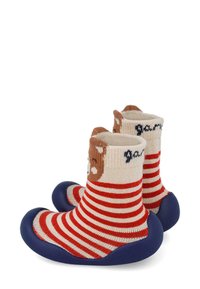 Botas de tela a rayas rojas y blancas con diseño de oso, que cuentan con una suela de goma flexible en color marino y una parte superior suave y texturizada.