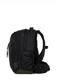 Mochila negra con múltiples compartimentos con cremallera, correas de hombro acolchadas, detalles de malla y un asa de transporte en la parte superior. Tejido duradero, diseño estructurado.