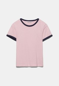 T-shirt rose clair à manches courtes avec bordure bleu marine au col et aux bords des manches, présenté sur un fond blanc uni.