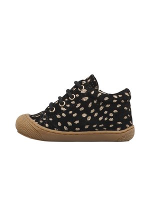 Basket noire pour tout-petit avec motif tacheté doré, lacets noirs, semelle en caoutchouc marron et bout renforcé.