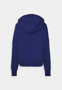 Un hoodie accorciato blu navy realizzato in morbido tessuto, dotato di un grande cappuccio, vestibilità rilassata e polsini a coste. Design semplice e pulito senza decorazioni.
