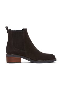 Bottine noire en daim avec panneau latéral élastique, languette à l’arrière, bout arrondi et talon bloc en bois sur fond blanc.