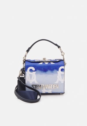 Petit sac à main dégradé bleu et blanc avec motifs de logos blancs, plaque argentée "Steve Madden", poignée supérieure et bandoulière amovible.