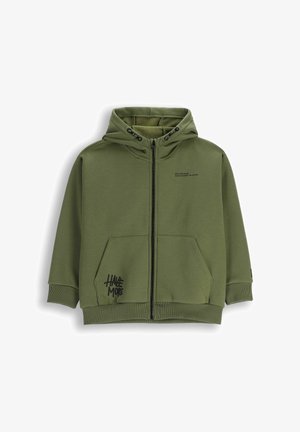 Oliwkowa bluza zapinana na zamek, wykonana z miękkiego materiału, z kapturem podszytym polarem, dwiema przednimi kieszeniami oraz czarnym nadrukiem na lewej kieszeni.