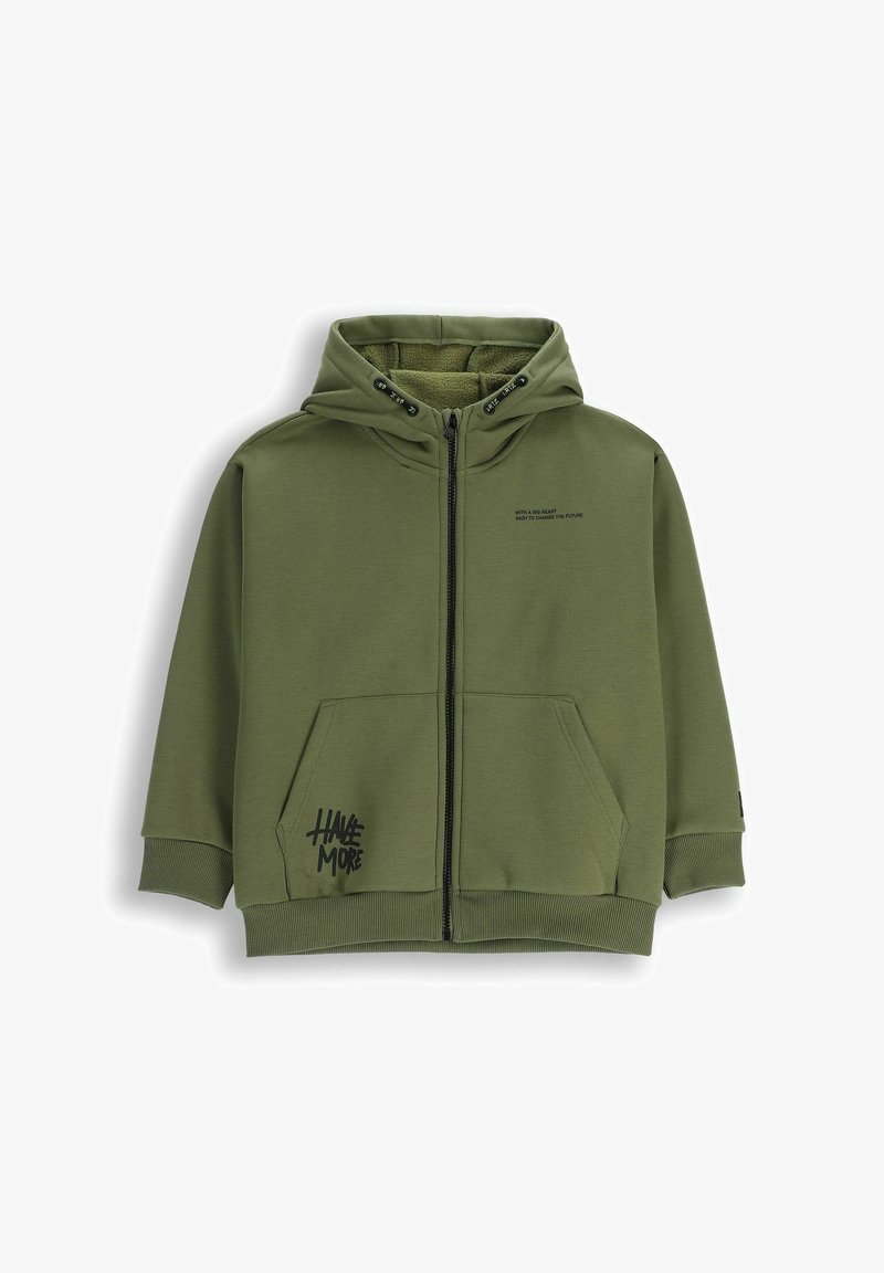 Oliwkowa bluza zapinana na zamek, wykonana z miękkiego materiału, z kapturem podszytym polarem, dwiema przednimi kieszeniami oraz czarnym nadrukiem na lewej kieszeni.