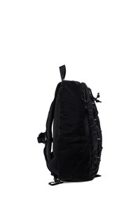 Sac à dos en nylon noir avec des côtés rembourrés, des poches zippées, des bretelles réglables et une finition texturée. La vue latérale met en évidence sa forme compacte.