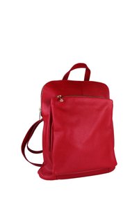 Sac à dos en cuir rouge avec une finition texturée, comprenant un compartiment principal zippé et une poche zippée à l'avant. Deux bretelles sont incluses.