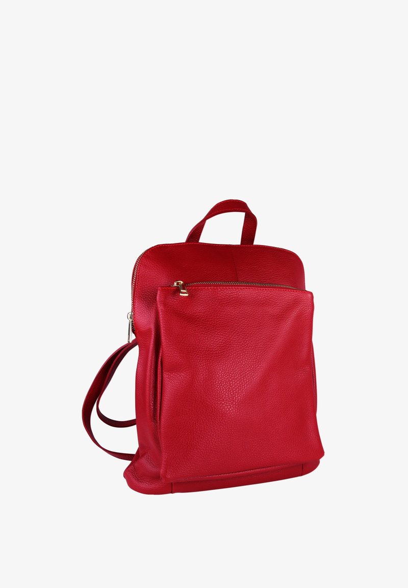Sac à dos en cuir rouge avec une finition texturée, comprenant un compartiment principal zippé et une poche zippée à l'avant. Deux bretelles sont incluses.