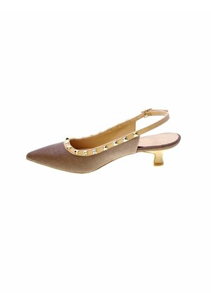 Scarpa slingback marrone testurizzata con punta, tacco basso dorato e bordatura borchiata dorata intorno all'apertura.