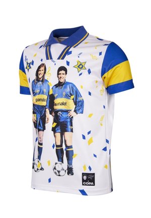 Voetbalshirt met een witte basis, blauwe en gele accenten, print van twee spelers, geometrische confetti-patronen en een zwart logo.