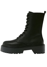 Czarny skórzany trzewik sznurowany z masywną platformą, o gładkiej fakturze i wzmocnionych szwach, zaprojektowany z myślą o trwałości i stylu.
