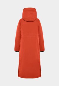 Roter knielanger Mantel mit Kapuze, aus einem glatten, strukturierten Stoff, schwarzen Bündchen und seitlichen Schlitzen für Bewegungsfreiheit.