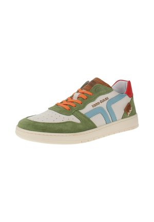 Niedriger Sneaker mit grünen Wildleder-Paneelen, weißem Ledergrund, orangefarbenen Schnürsenkeln, blauen Streifen, roter Ferse und "Kamo-Gutsu"-Markierung an der Seite.
