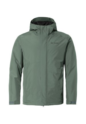 Groene waterdichte jas met een hoge kraag en capuchon, voorzien van een gladde textuur, verstelbare manchetten en discrete branding op de borst.