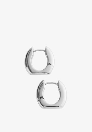 Boucles d'oreilles créoles épaisses en argent avec une forme carrée arrondie et des fermoirs à charnière, présentées sur un fond blanc.