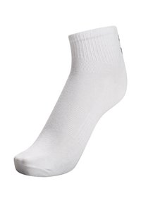 Vita ankelstrumpa med ribbat skaft, slät textur och förstärkt tå, designad för komfort och passform. Svart logotyp på sidan.