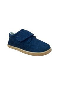 Zapato infantil de ante azul marino con una amplia correa de Velcro y suela de goma beige, diseñado para un fácil ajuste y comodidad.