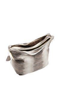Borsa in pelle argentata con una texture a motivo rettile, dotata di doppie cerniere e un ampio interno. Design morbido e non strutturato.