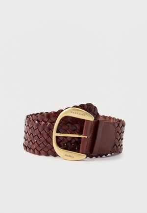 Pleciony ciemnobrązowy skórzany pasek z dużą złotą klamrą z wygrawerowanymi napisami "WEEKEND" i "Max Mara", przedstawiony jako zwinięty na białym tle.