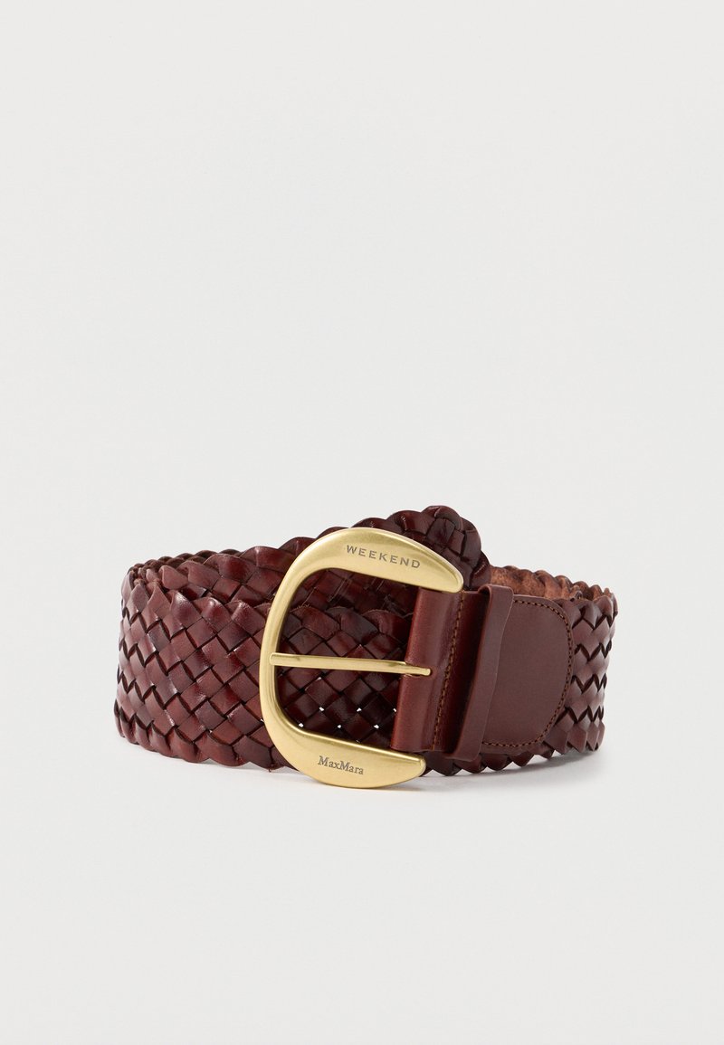 Πλεκτή ζώνη από σκούρο καφέ δέρμα με μεγάλο χρυσό αγκράφα χαραγμένη με τις λέξεις "WEEKEND" και "Max Mara", εμφανιζόμενη τυλιγμένη σε λευκό φόντο.