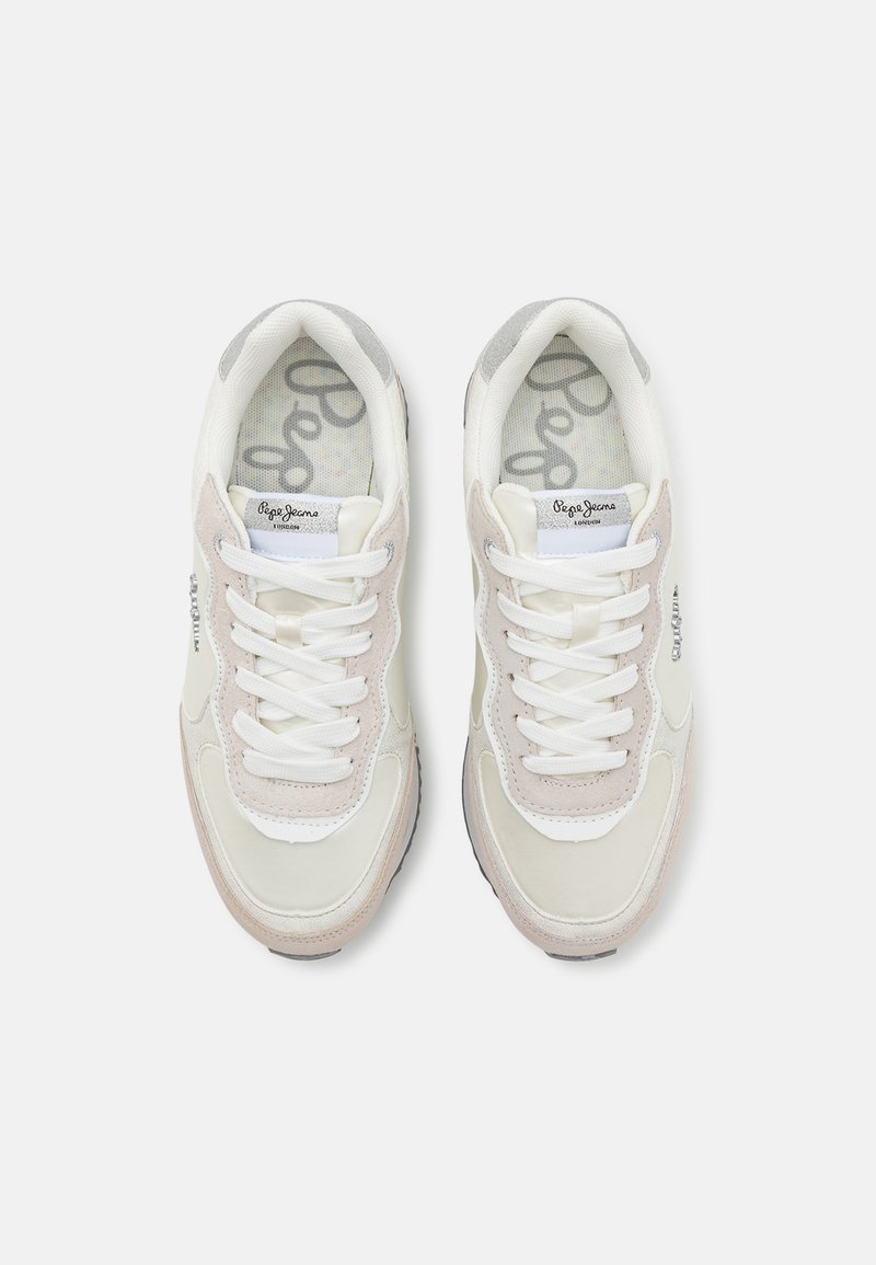 Zapatillas blancas y gris claro con parte superior de ante y malla, puntera redonda, cordones blancos y plantilla con patrón. Presenta el logo en el lateral. Suela de goma.