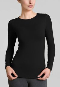 Maglietta nera a maniche lunghe con scollo rotondo. Realizzata in un materiale morbido e elasticizzato. Texture liscia, design aderente e stile basic.