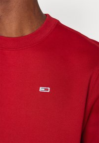 Tommy Jeans REGULAR C NECK - Sweatshirt - magma red