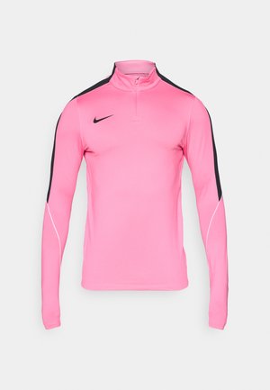 Ροζ αθλητικό μπλουζάκι με μακριά μανίκια που διαθέτει μισό φερμουάρ στον λαιμό, μαύρες λεπτομέρειες στους ώμους και το μαύρο λογότυπο της Nike στο στήθος.