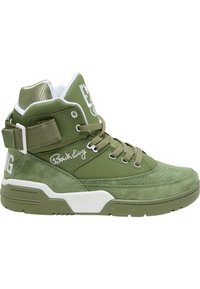 Zapatillas alta en verde oliva con acabado de ante. Presentan detalles en blanco, un reverso texturizado y tiras trenzadas. Firma en el lateral.