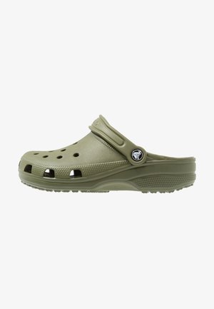 Olivgrüne Clogs mit Belüftungslöchern, robusten Kreuzriemen, gummiähnlicher Textur und einer strukturierten Sohle für guten Halt. Klassisches Schlupfdesign.