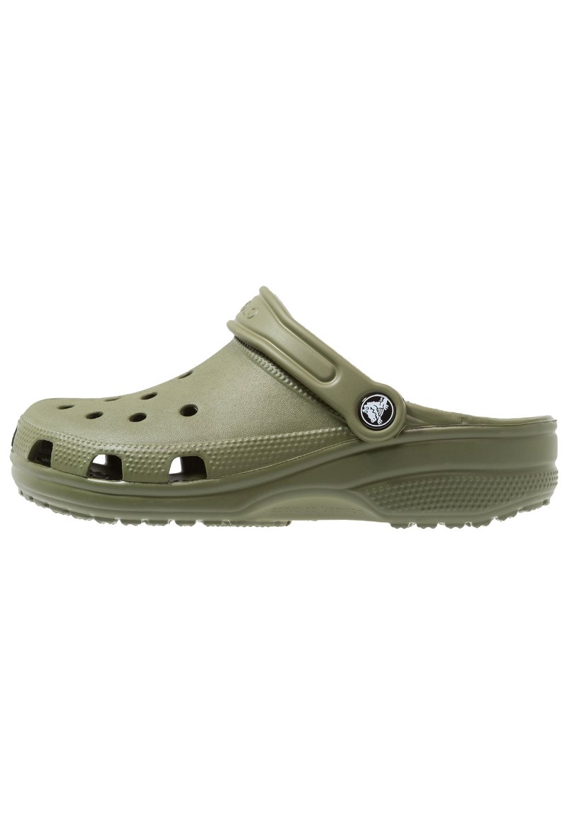 Oliven grønn klogsko med ventilasjonshull, solid tverrrem, gummilignende tekstur og en teksturert såle for godt grep. Klassisk slip-on design.