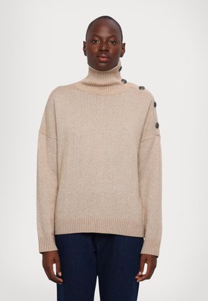 Pulover bej cu guler înalt, cu tiv ondulat și croială lejeră. Are accente cu nasturi pe umărul stâng. Textură tricotată moale, design casual.