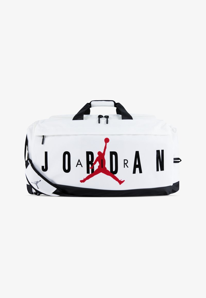 Fehér sporttáska fekete kiegészítőkkel. Jellemzője egy nagy piros Jordan logó és bátor fekete felirat. Cipzáras záródás és dupla fogantyúk.