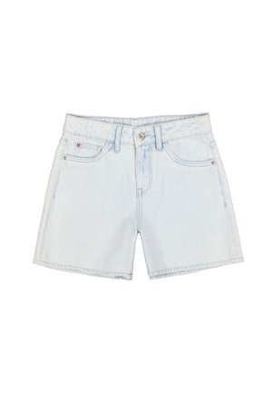 Lichtblauwe denim shorts met knopen aan de voorkant, rits, ceintuurlussen en vijf zakken, plat neergelegd op een witte achtergrond.