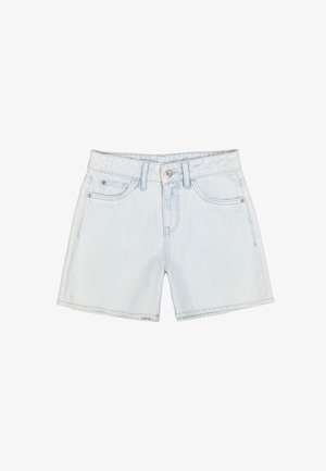 Shorts en denim bleu clair avec bouton à l'avant, fermeture éclair, passants pour ceinture et cinq poches, disposés à plat sur un fond blanc.