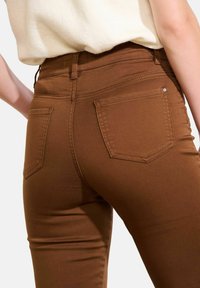 LolaLiza HIGH WAIST SLIM - Stoffhose - camel cinnamon