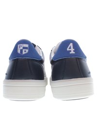 Marineblaue Ledersneaker mit blauen Stoff-Fersenpartien, weißen Akzenten und erhöhten Gummisohlen. Nummer "4" und Logo an der Ferse.
