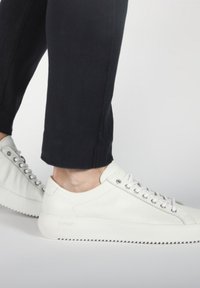 Blackstone MORGAN LOW  - Zapatillas - white