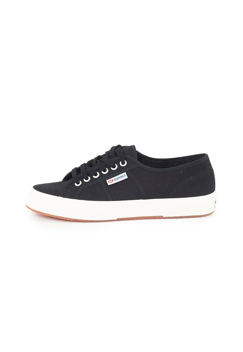 Sorte kanvas sneakers med hvit gummisåle, snøring, og en liten merke logo detalj nær snøringene. Strukturert overflate.