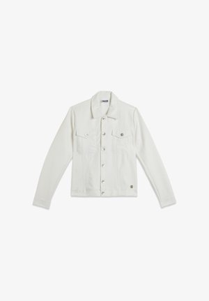 Chaqueta de mezclilla blanca con mangas largas, cuello puntiagudo y botones a presión. Cuenta con dos bolsillos en el pecho y un sutil detalle de logo en el dobladillo.