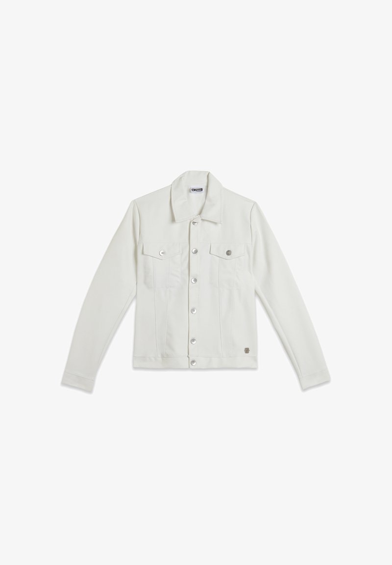 Veste en denim blanche à manches longues, col pointu, fermeture à boutons à l'avant et deux poches poitrine avec rabats. Elle se distingue par ses boutons en métal et un patch logo.