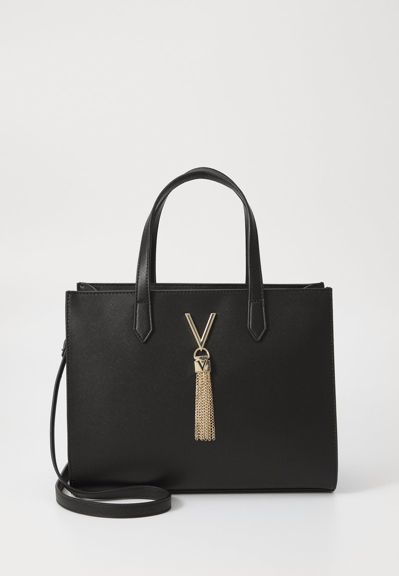 Must orjega kott kahte käepideme ja eemaldatava õlavarre rihmaga, millel on kuldne riidejalutus ja logo detail. Tekstuuriga viimistlus.