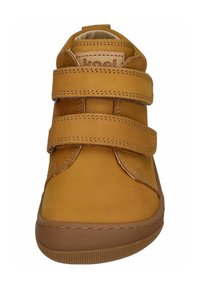 Beige Wildleder-Hochschuhe mit zwei verstellbaren Klettverschlüssen und einer Gummi-Sohle. Sie verfügen über gestickte Details und strukturelle Akzente für besseren Halt.